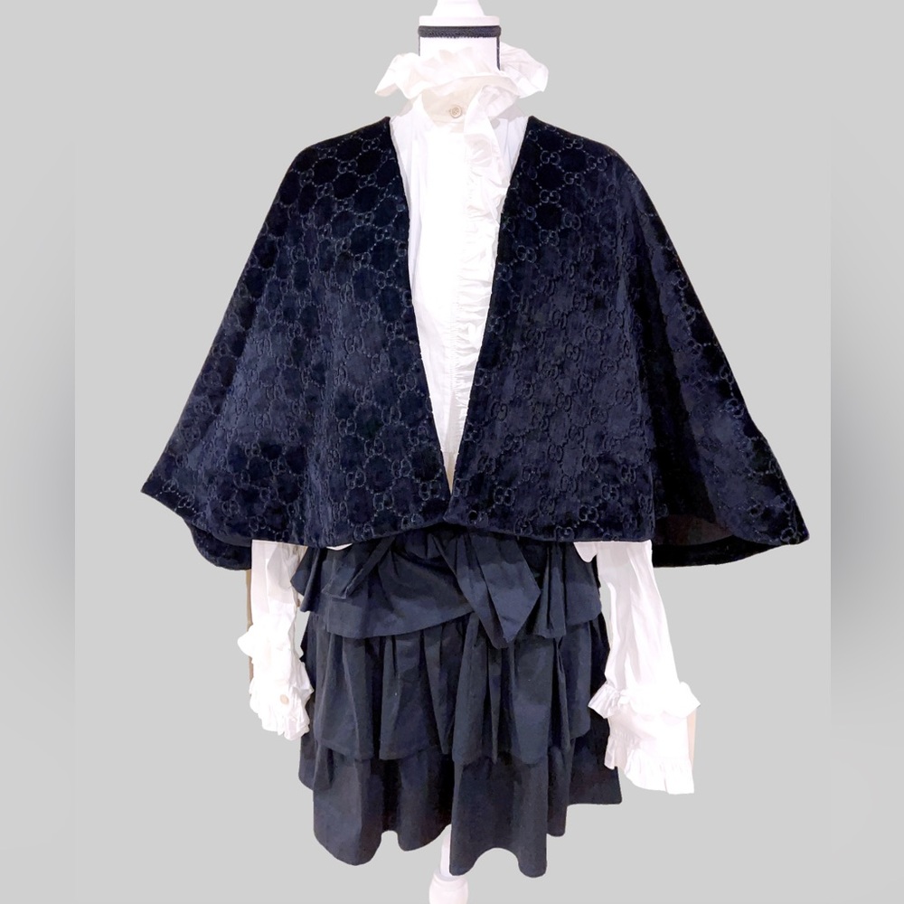 ❌SOLD❌100% Authentic Gucci GG Logo Black Velvet Cape Poncho One Size - Picture 4 of 16